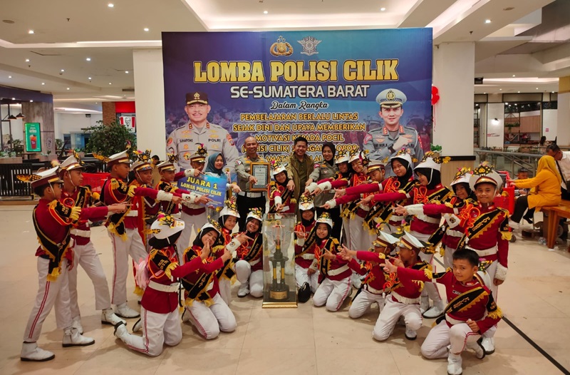 Kapolres Mentawai AKBP Rory Ratno A, S E, MM,M.Tr Opsla berfoto bersama dengan Polisi Cilik Utusan Polres Mentawai di Hotel Pangeran Beach  Padang