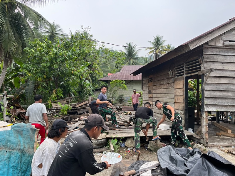 Pengerjaan RTLH milik  ibu  Clara di Goisoinan oleh satgas TMMD ke130 Mentawai tahun  2026 sudah mulai pasang kuda kuda dan dipercepat pengerjaannya
