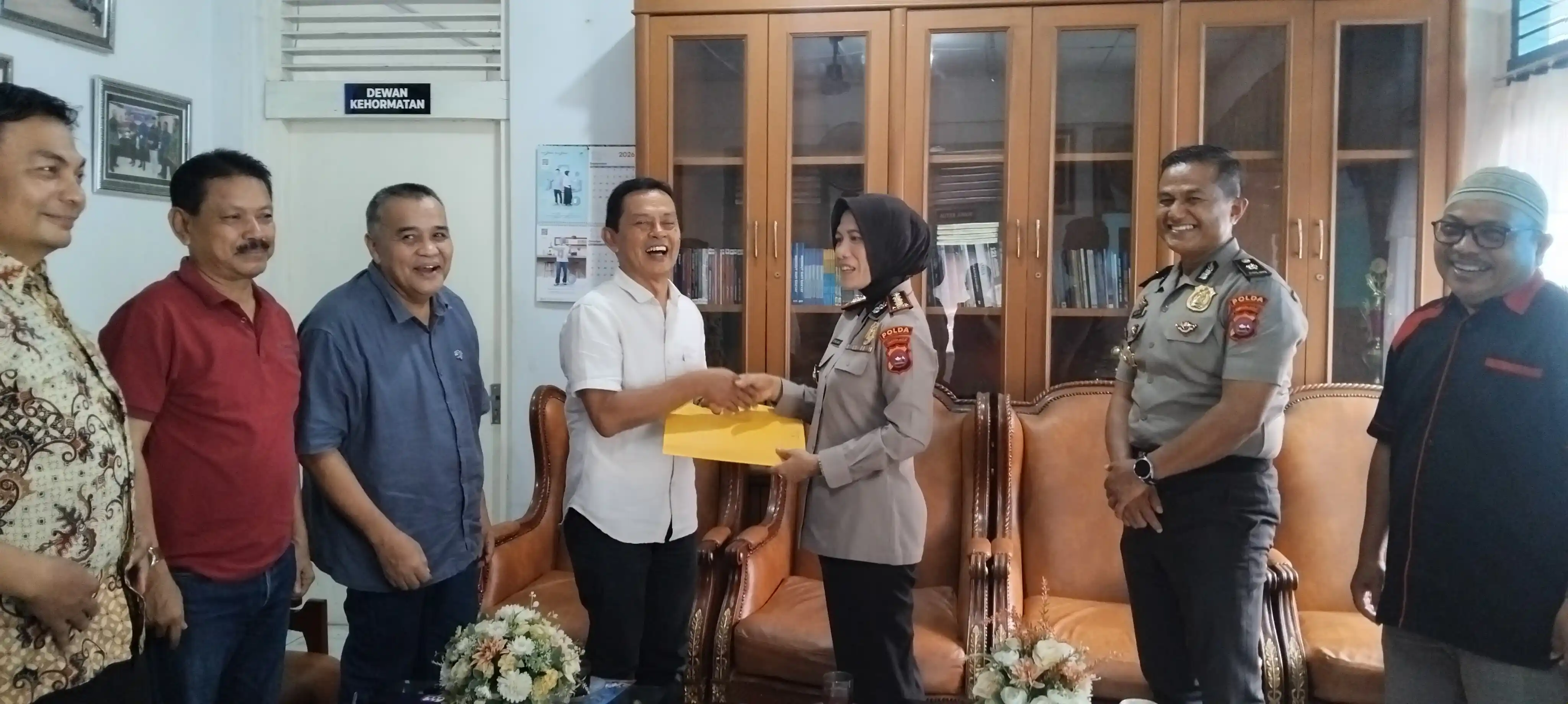 Kabid Humas Kombes Susmelawati Rosya Kunjungi PWI Sumbar Didampingi Kasubbid Penmas Adhi Jais