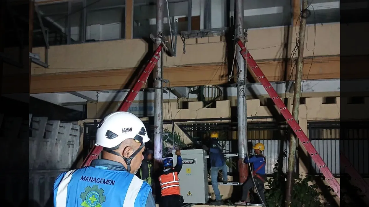 Tak kenal lelah, petugas PLN terus bekerja hingga malam hari untuk mempercepat penanganan gangguan agar masyarakat dapat kembali beraktivitas. Dalam setiap pekerjaan, PLN mengedepankan kecepatan respons, ketelitian, dan keselamatan sebagai prinsip utama.