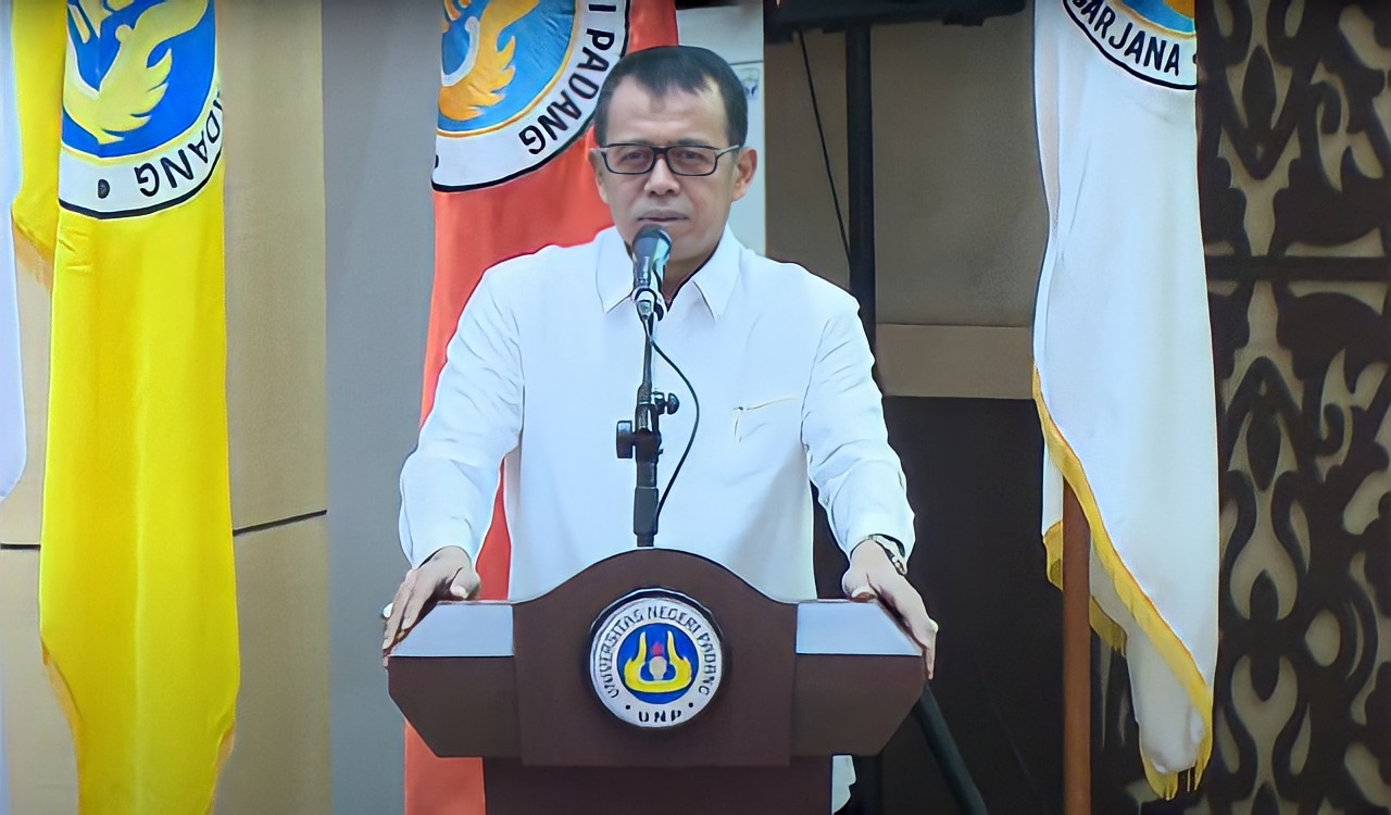 Prof. Ganefri saat memberikan sambutan pada pembukaan Pekan Olahraga Mahasiswa Provinsi (POMProv) Sumatera Barat, di Gedung Auditorium UNP, Senin (6/6/2022).