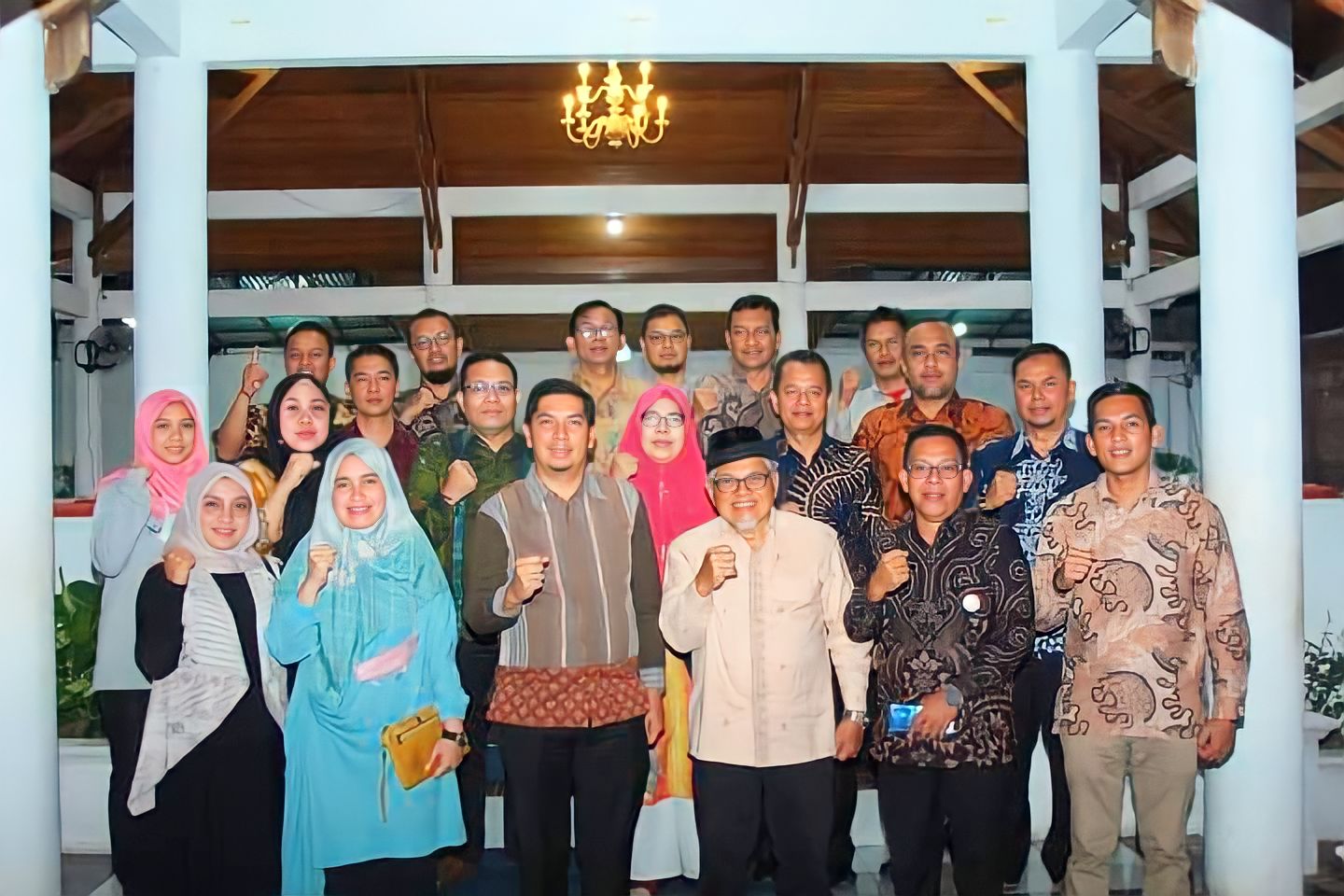 Wali Kota Sawahlunto Deri Asta dan Wakil Walikota Zohirin Sayuti  menjamu tim penilai dengan makan malam bersama di Balairung Rumah Dinas Kamis (27/10)