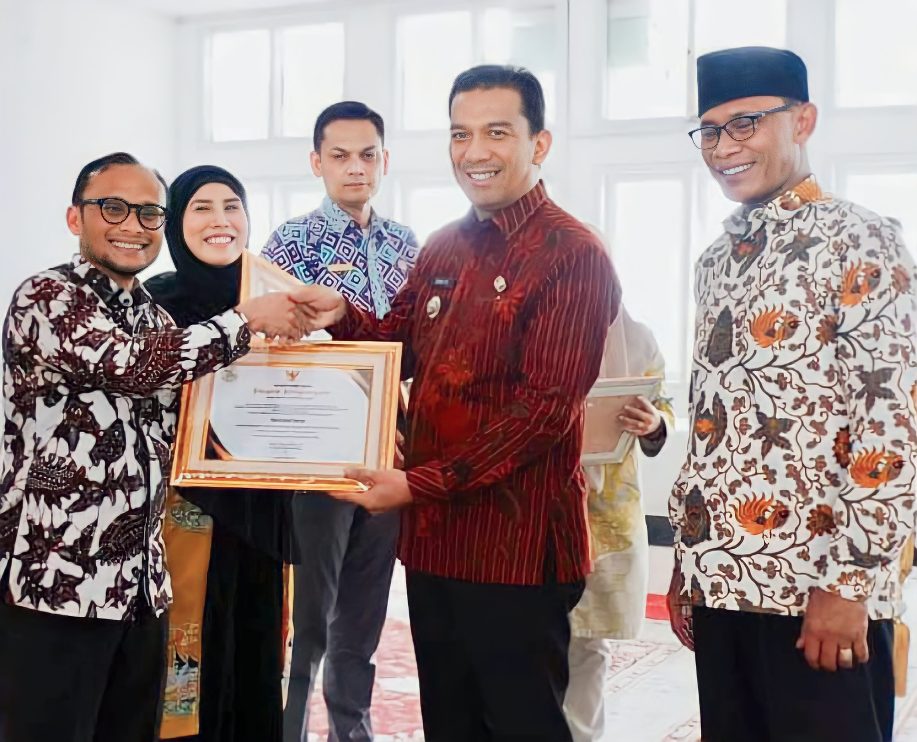 Pj Wako Sonny Budaya Putra, saat menyerahkan penghargaan pada Pj Setdako, Winarno, Kamis (9/11/2023) kemaren, di hall lantai. III Kantor Balai Kota setempat.