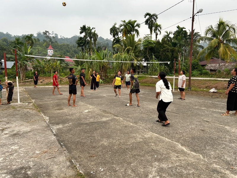 Ibu ibu Desa Goisoinan Sipora Utara bermain Voli bersama mempererat silaturrahmi bersama satgas TMMD ke 130 Mentawai tahun 2026