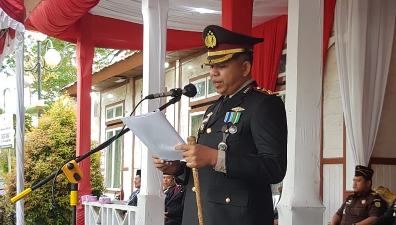 Kapolres Kep.Mentawai AKBP Rory Ratno A.SE,MM, M Tr.Opsla sedang menyampaikan pidato Presiden RI Prabowo Subianto pada Hari Bhayangkara ke 80 Tahun 2026 di Podium Kantor Bupati Kep.Mentawai