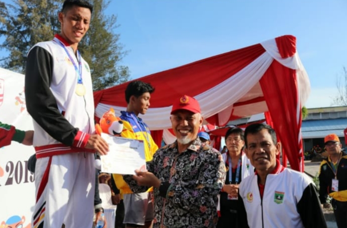 Walikota Padang, Mahyeldi, didampingi Ketua Koni Syaiful saat penyerahan medali pada perenang Sumbar
