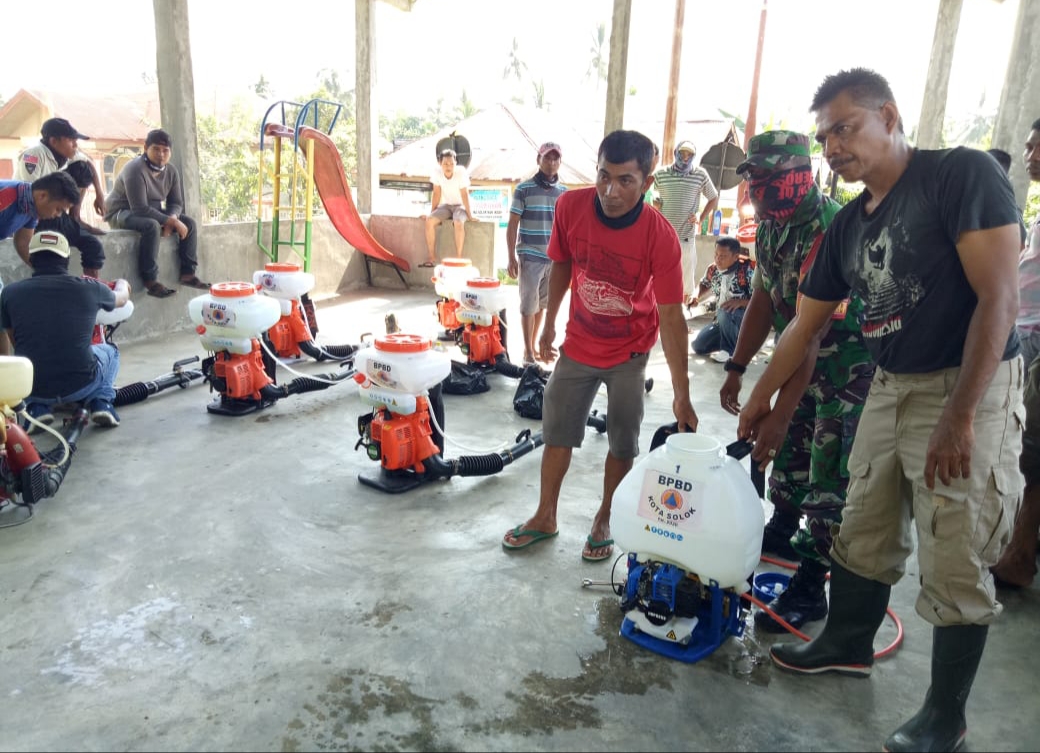 Warga RT 02 RW 05 Kelurahan Tanah Garam secara swadaya melakukan penyemprotan disinfektan
