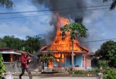 Sebuah rumah di Bukit Apit Bukittinggi terbakar