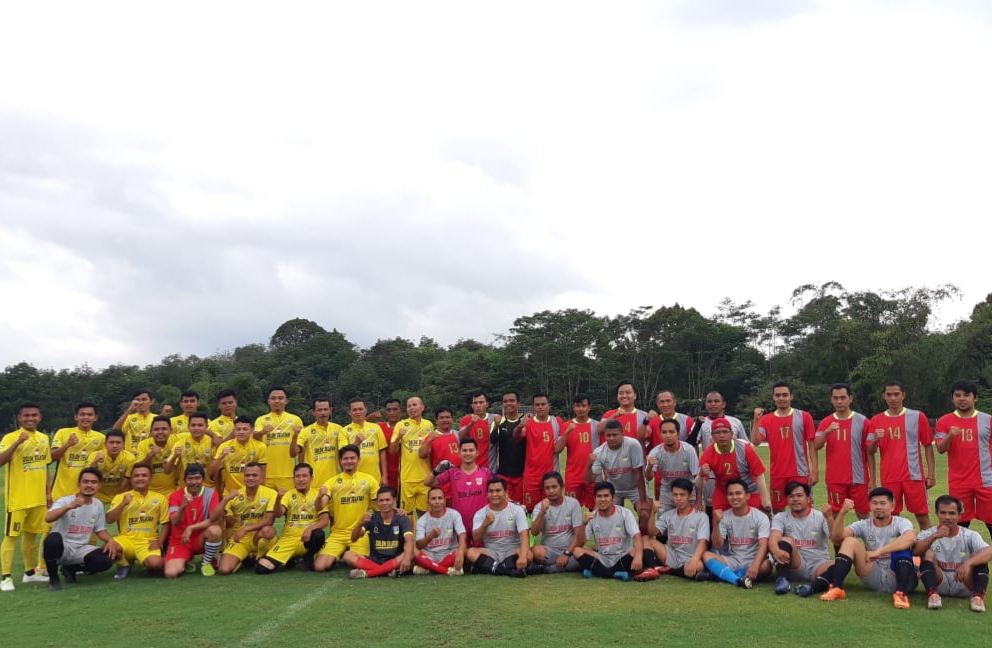 Uji coba lapangan bola kaki GOR Gelora Energy Solok Selatan Pekonina, tiga tim sepak bola dihadirkan oleh PT Supreme Energy.
