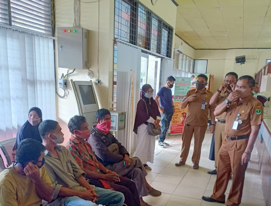 Ka UPTD Samsat Sijunjung selalu ingatkan masyarakat untuk pakai masker