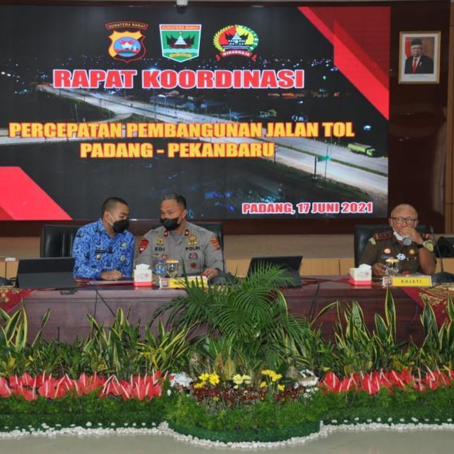 Wakil Gubernur Sumbar, Wakapolda dan Kepala Kejaksaan Tinggi, dalam Rapat Percepatan Pembangunan Jalan Tol Padang-Pekanbaru, di Polda Sumbar, Kamis (17/6/2021).