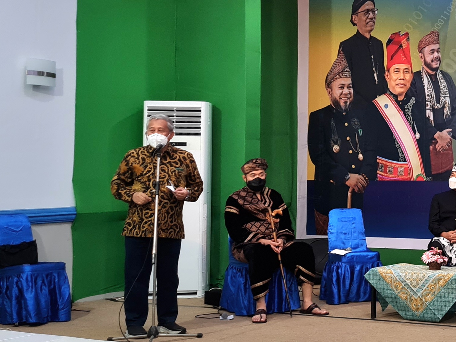 Wali Kota Padang Panjang, Fadly Amran (duduk) mendengarkan sambutan Ketua Dewan Pers, M. Nuh, saat Dialog Kebudayaan, Selasa (8/2/2022) di aula RRI Kendari.
