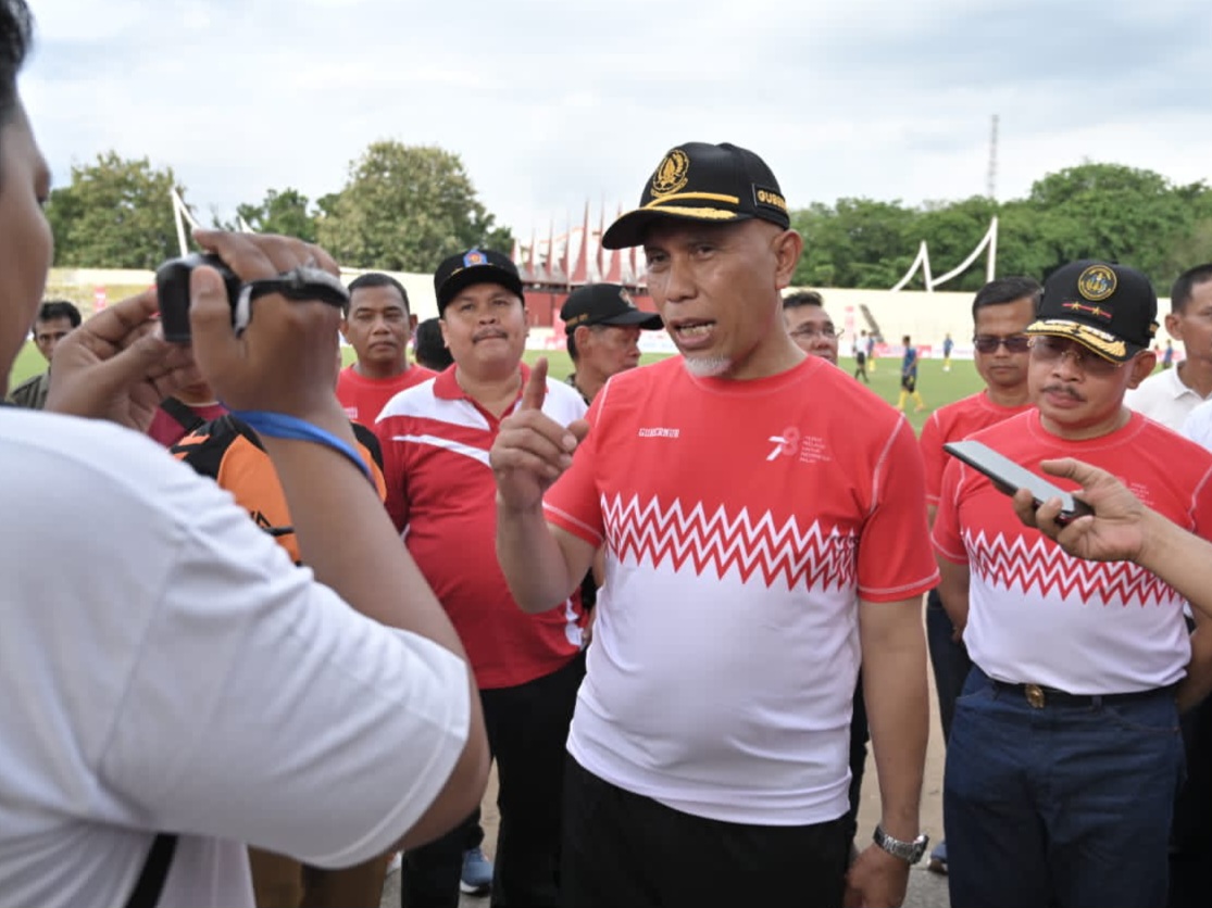 Gubernur Sumatera Barat, Mahyeldi memimpin apel besar Pemerintah Provinsi Sumatera Barat sekaligus pembukaan turnamen sepak bola Gubernur Cup 2023 di GOR H Agus Salim, Padang, Senin (7/8/2023). Foto Adpsb.