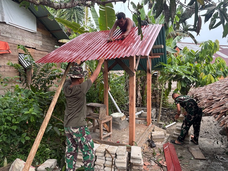 Satgas TMMD ke 130 Mentawai  sedang megerjakan percepatan pembangunan MCK milik Bernardo di Desa Goisoinan Sipora Utara