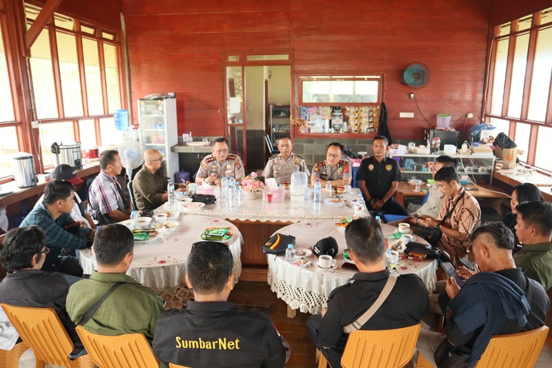 Silaturrah mi insan Pers Kep.Mentawai Bersama Plt.Kapolres Kep.Mentawai AKBP Rendra Madya Tias,SIK dan didampingi Pejabat PJU Polres Mentawai