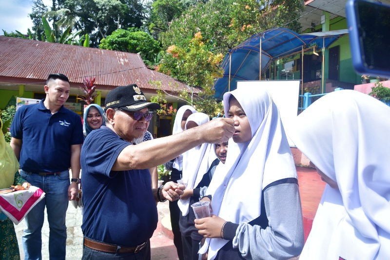 Wawako Zohirin Sayuti memberikan Tablet Tambah Darah (TTD) untuk remaja putri di kota itu dalam upaya mencegah terjadinya stunting, Rabu (26/10)