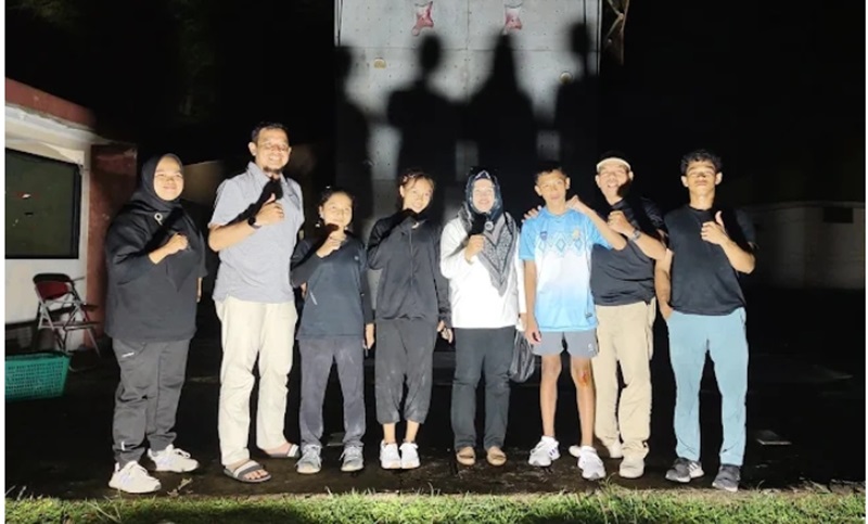 Foto bersama kontingen panjat tebing Sawahlunto setelah sukses mendominasi ajang O2SN tingkat Provinsi Sumatera Barat di kampus UIN Imam Bonjol Padang (21–24 Juni 2026). Sinergi luar biasa antara atlet berbakat—Vidi Alviano, Fenisa Mutia Sari, Affan, dan 