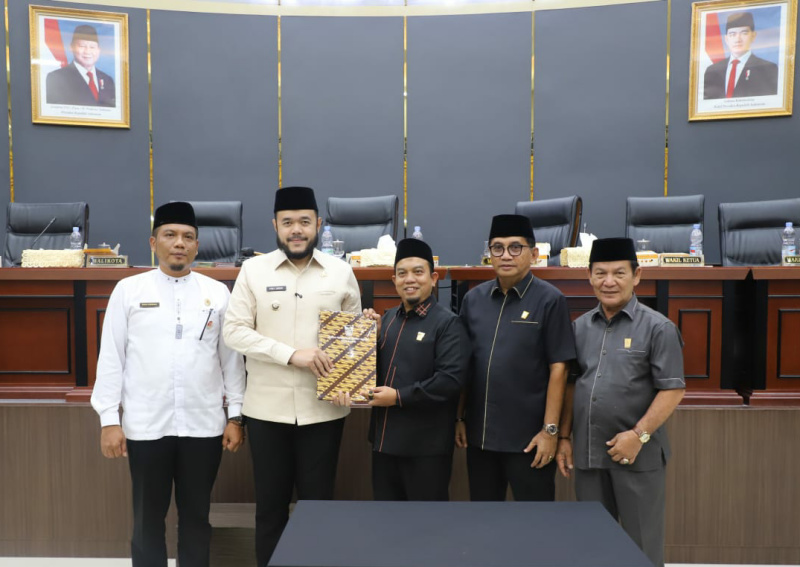 Ketua DPRD Padang Muharlion serahkan persetujuan pengesahan tiga Perda kepada Walikota Padang Fadly Amran.