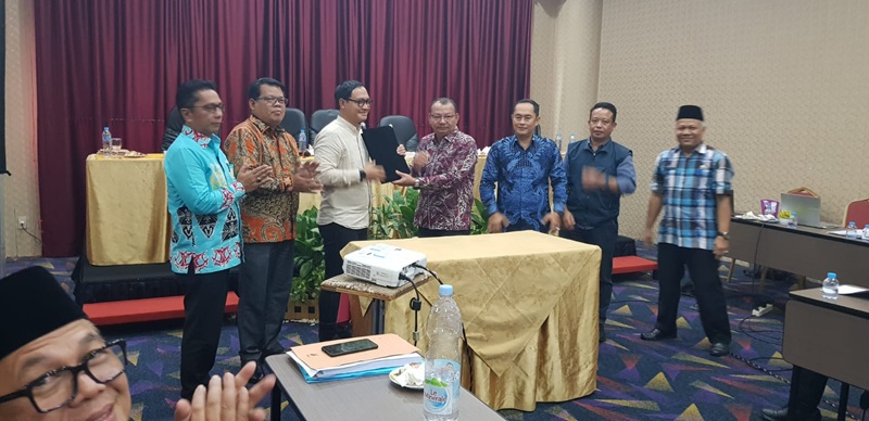 APBD Anggaran Tahun 2026 setelah evaluasi Gubernur Sumbar disepakati oleh Bupati DAN DPRD Diserah kan langsung Oleh Bupati Mentawai DR.Rinto Wardana kepada Ketua DPRD Ibrani Sababalat SH bertempat di Hotel Rocky Padang