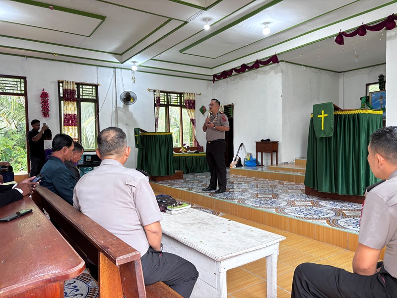 Plt.Kapolres Kep.Mentawai AKBP Nendra Madya Tias,SIK sedang memberikan sambutan dihadapan Jamaat Gereja GKLI misa kasih minggu di Katiet