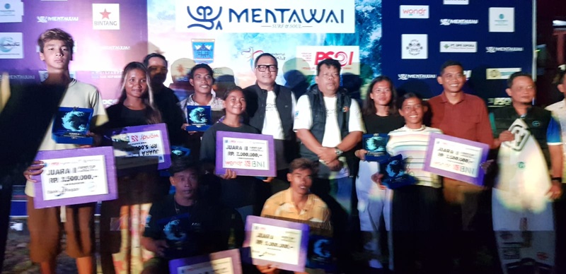 Bupati Kep.Mentawai DR . Rinto Wardana dan wakil Bupati Jakop Saguruk Foto Bersama dengan Para juara M.Jamil surfing Bupati Cup 1 Competision