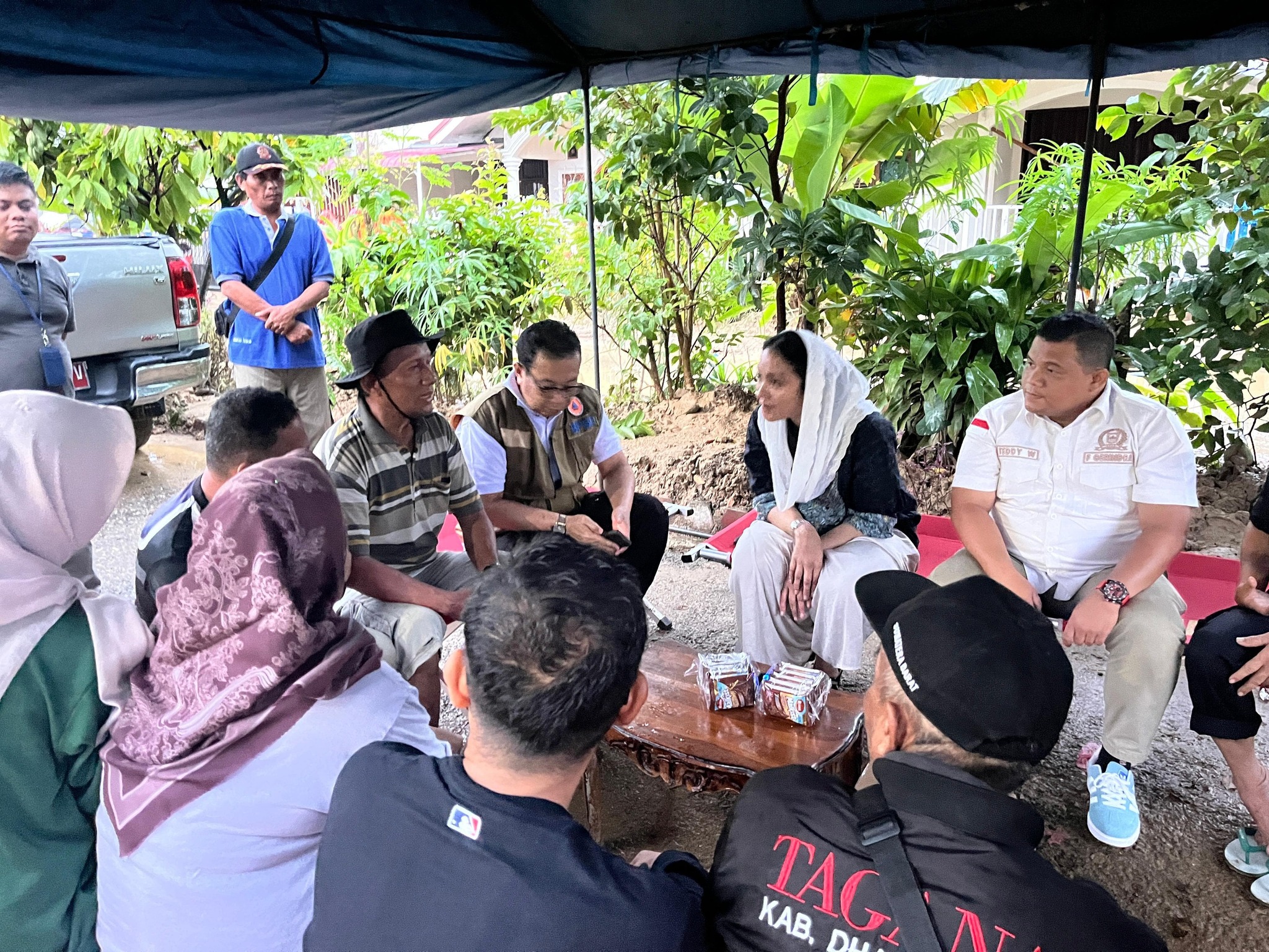 Bupati Annisa sambangi pos relawan Dharmasraya di perumnas Taruko kota Padang