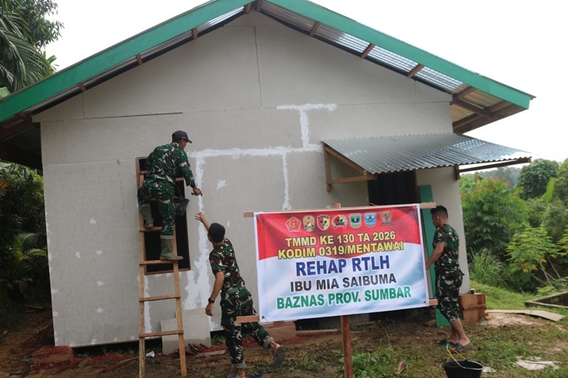 Rumah RTLH Ibu Mia Saibuma Hapir selesai saat ini pengerjaan Finising Satgas TMMD ke 130 bersama masyarakat sedang merapikan dompol rumah