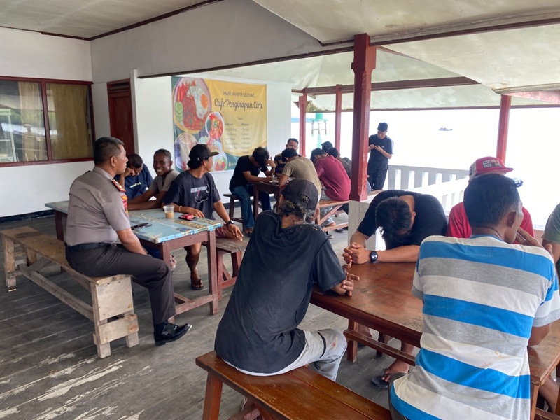 Wakapolres Kab.Kep.Mentawai Kompol Irwandi Idham,SH,MH sedang berdialog dengan anggota perserikatan Perburuhan Pelabuhan Tuapeijat km0