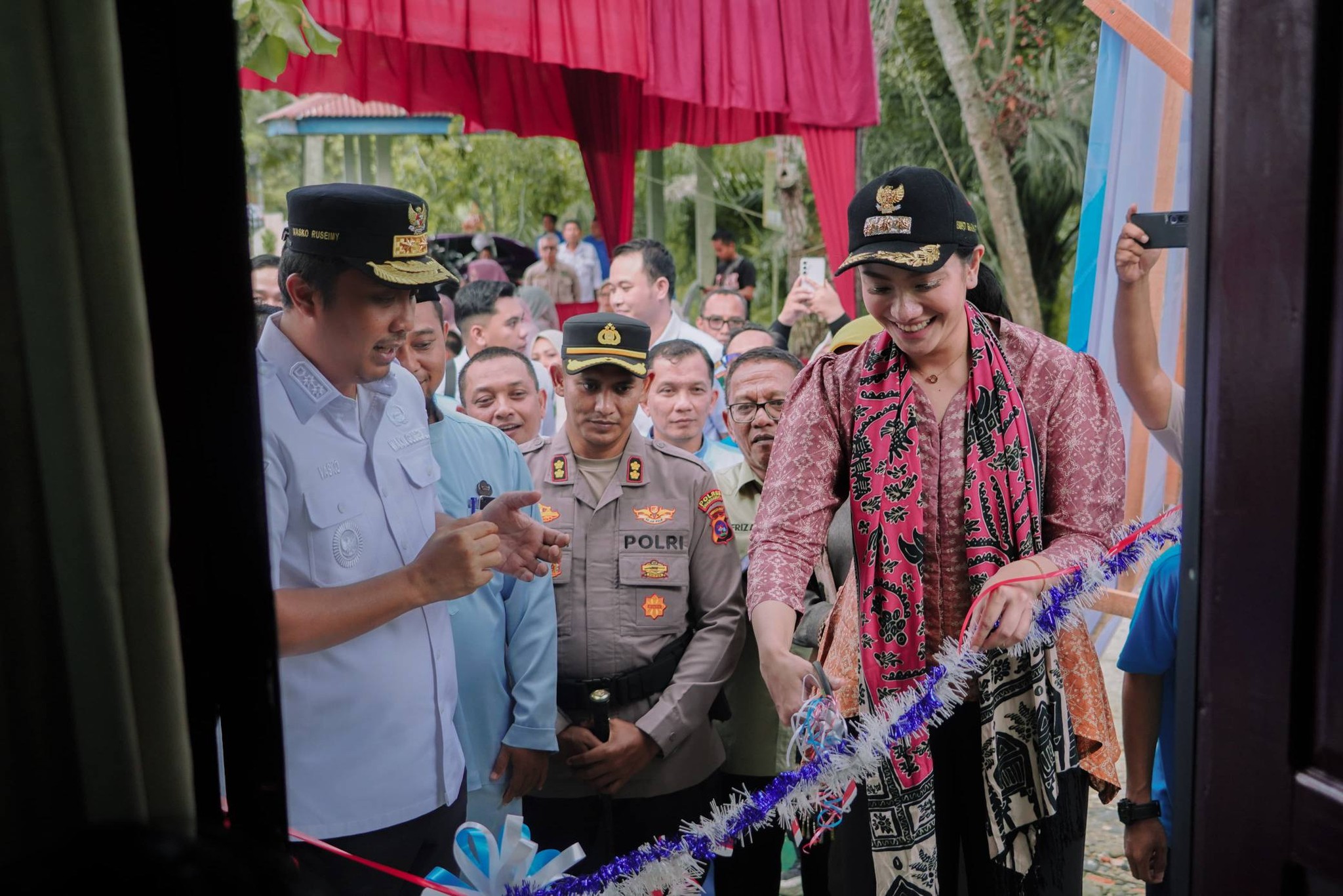 Vasko Ruseimy bersama Bupati Dharmasraya Annisa Suci Ramadhani meresmikan sekaligus membuka Pelayanan Samsat Nagari (Samnag) Sungai Rumbai 