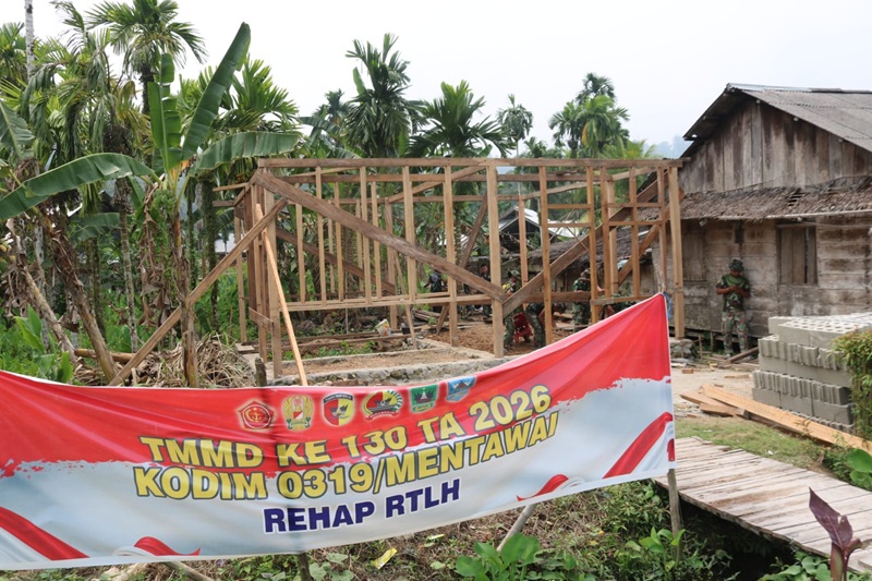 Salah satu rumah warga sedang rehab Rumah Tidak Layak Huni oleh tim TMMD gabungan TNI Polri