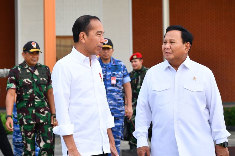 Presiden Jokowi dan Menhan Prabowo dalam sebuah kunjungan ke Jawa Timur (Foto:Kompas)