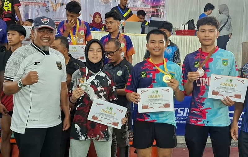 Fakhrudi Poto bareng atlit Tenis Meja Padang Panjang usai raih 3 Nedali di Kejuprov, beberapa waktu lalu .