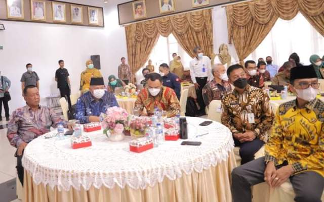 Wali Kota Solok Zul Elfian ketika Rakor bersama sejumlah kepala daerah