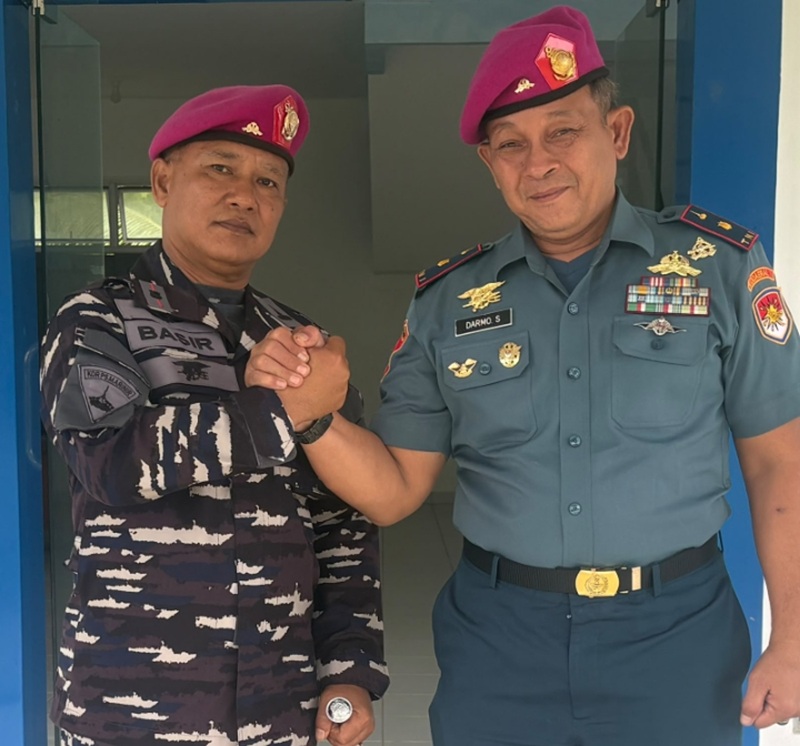 Mayor Marinir Basir (kiri) DanLanal Mentawai dan Danlanal baru Mayor Darmo S.