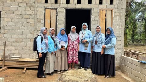 Petugas Kesehatan Puskesmas Tiumang Melakukan Kunjungan ke rumah salah seorang warga