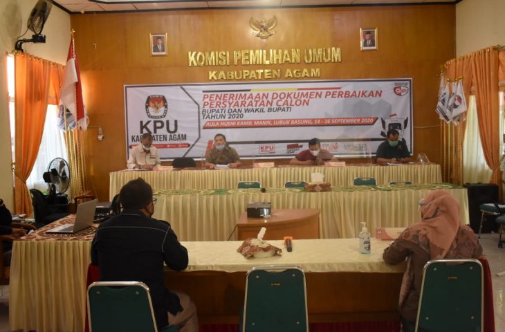 Suasana saat diselenggarakannya rapat pleno di Aula KPUD Kabupaten Agam