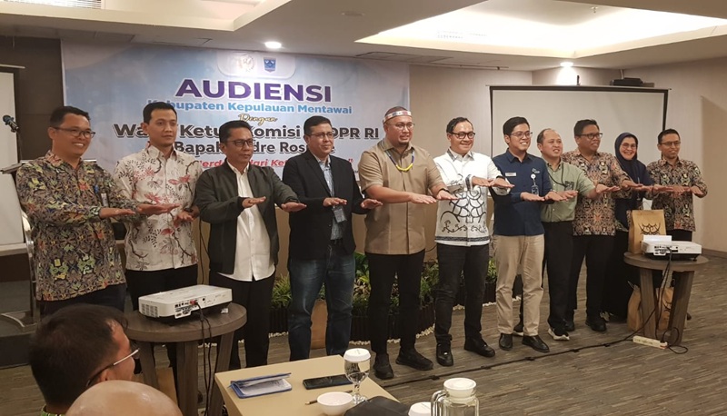 Foto Bersama Bupati Mentawai DR.Rinto Wardana, H.Andre Rosiade  dan Para pimpinan Kepala Balai , Kepala dinas Satker dan GM PLN, Telkom, Pertamina dan PT.ASDP Pimpinan Sumbar