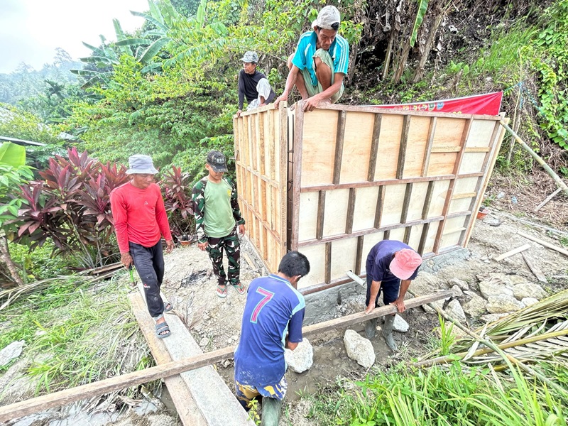 Pemasangan dan merakit bak oenampungan air bersih Satgas TMMD ke 130 tahun 2026 bersama masyarakat goisoinan bau membau biar cepat rampung