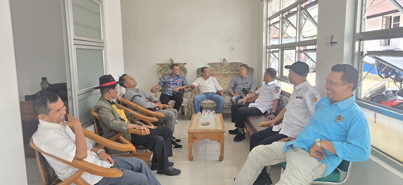 Ketua PWI Tanahdatar Chandra Antoni, SE dan Ketua Bawaslu Andre Azki saat berdiskusi di ruang Sekretariat PWI (chandra antoni)