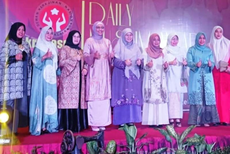 Desainer Dari Dekranasda Bukittinggi Masuk 4 Besar Terbaik Sumbar