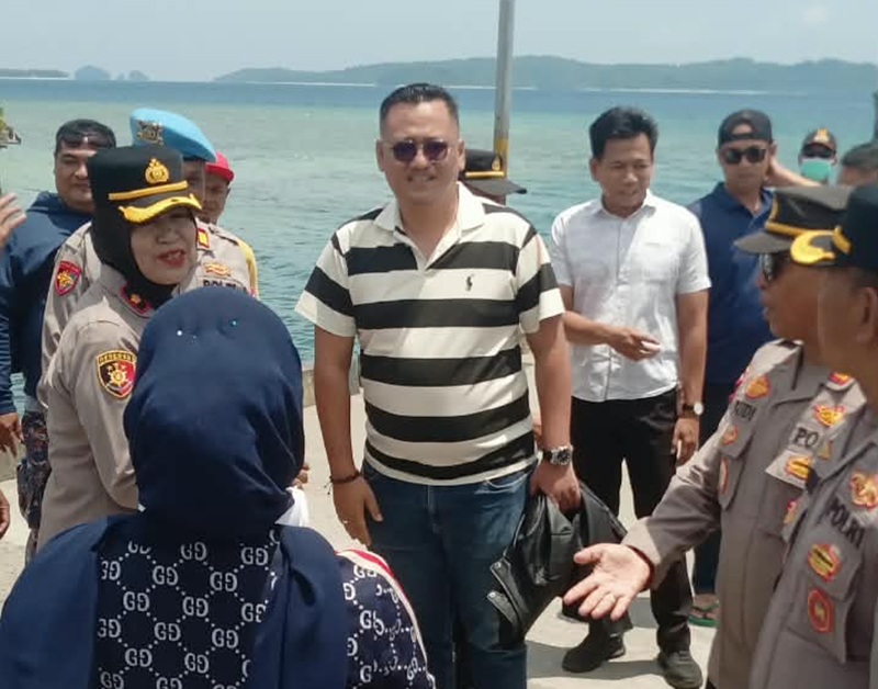 AKBP Nendra Madya Tias ,SIK Plt Kapolres Kep.Mentawai (baju kaos kerah) kedatangannya untuk pertama kali disambut wakapolres dan seluruh jajaran PJU Polres Mentawai