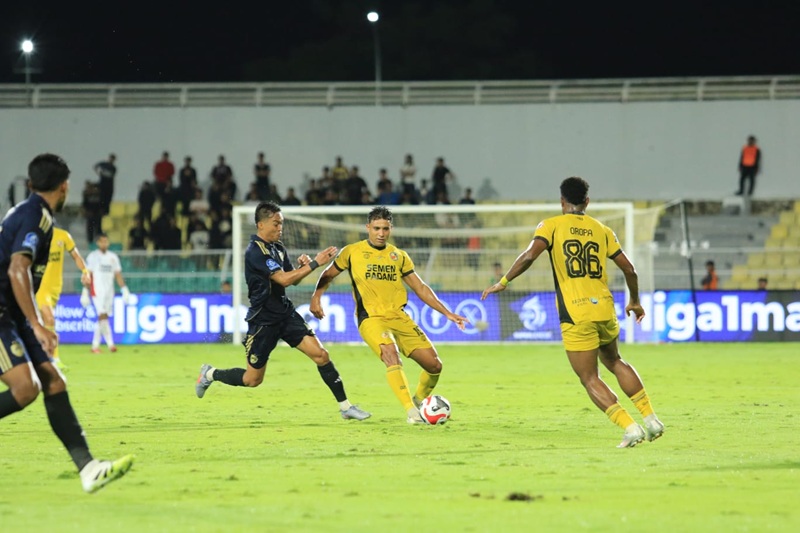 Kianz Froese (tengah), mulai menyatu dengan skuad Kabau Sirah. (Foto: Semen Padang FC)