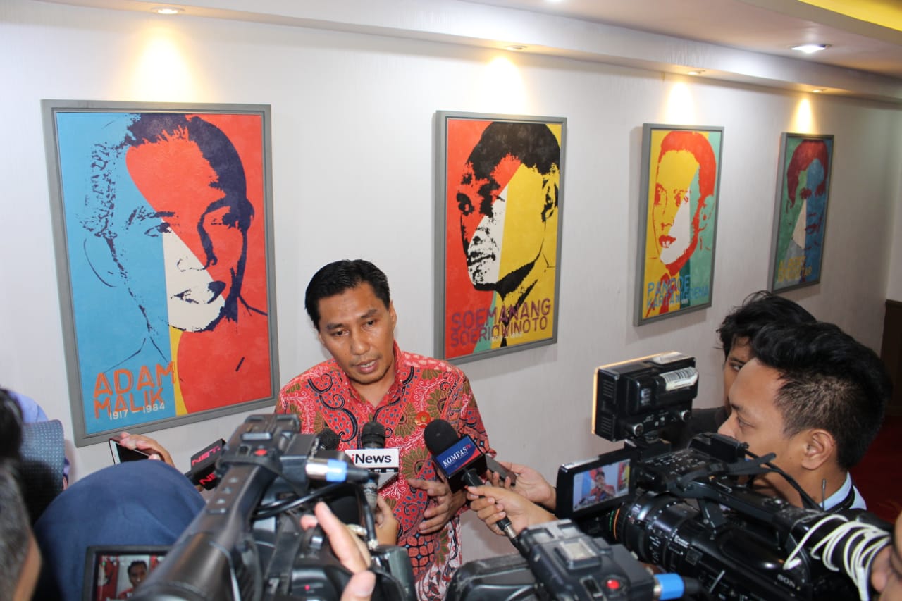 Ketua Komisi Informasi Pusat, Cecep Suryadi, menjawab pertanyaan wartawan