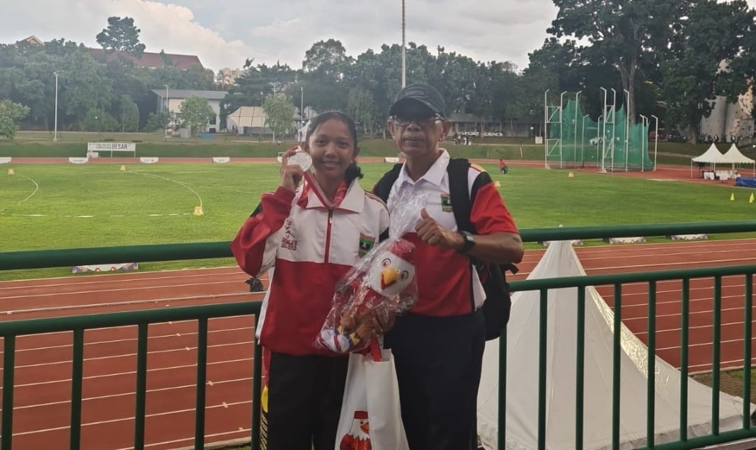 Atlet masa depan Sumbar Wilna Selvi bersama pelatih Anwar di sela-sela Popnas 2025 di Jakarta. (Foto Istimewa)