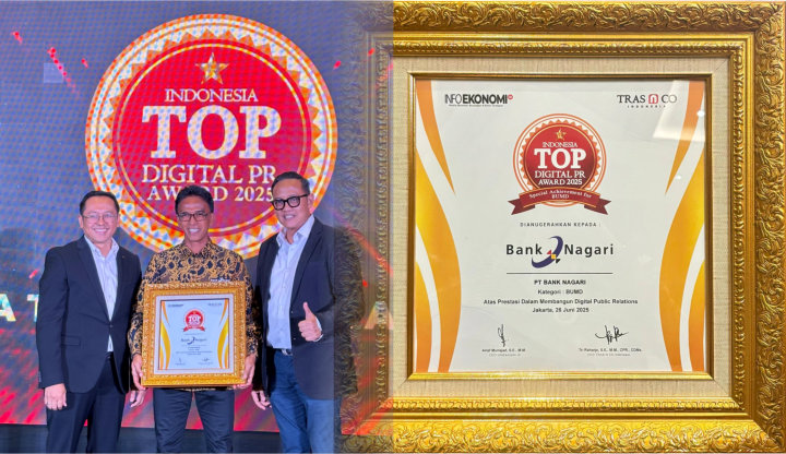 CEO InfoEkonomi.ID, Arief Munajad dan CEO TRAS N CO Indonesia, Tri Raharjo serahkan penghargaan kepada Pemimpin Divisi Sekretaris Perusahaan Bank Nagari, Tasman