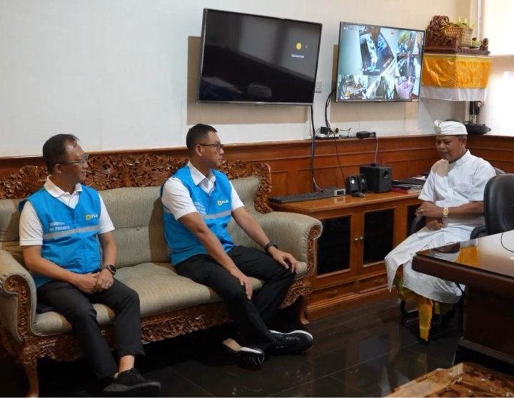 Direktur Utama PLN, Darmawan Prasodjo (kedua dari kanan), didampingi Direktur Distribusi PLN, Adi Priyanto (kiri) mengunjungi RSUP Prof. dr. I.G.N.G. Ngoerah, Denpasar, pada Sabtu (3/5) untuk memastikan layanan kesehatan berjalan normal pasca gangguan kel