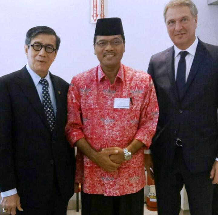Irfendi Arbi foto bersama Duta Besar Belanda