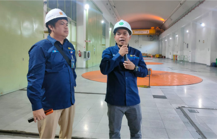 Manager PLN Indonesia Power UBP Bukittinggi, Budi Murianto (kiri)