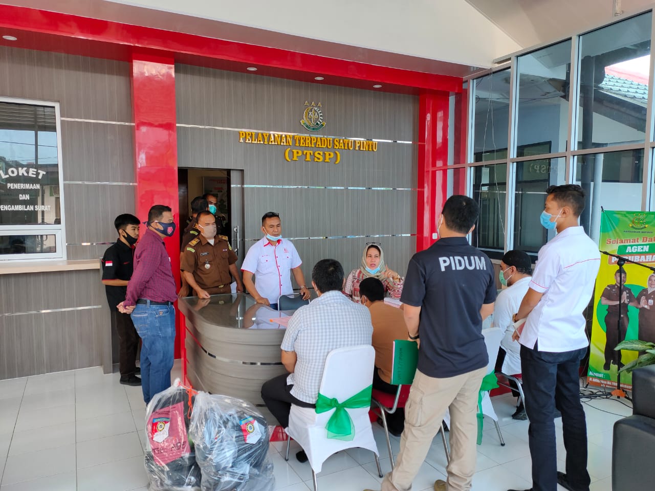Penyerahan tersangka perkara tindak pidana penganiayaan di Kantor Kejaksaan Negeri Bukittinggi
