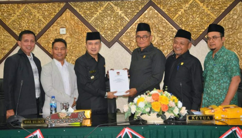 Ketua DPRD Padang serahkan persetujuan Pertanggungjawaban Pelaksanaan APBD Kota Padang TA 2022.